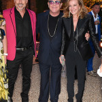 David Furnish, Elton John ( Elton John indossa un sautoire in oro giallo con 100 diamanti taglio ashoka e diamanti rotondi) e Caroline Scheufele