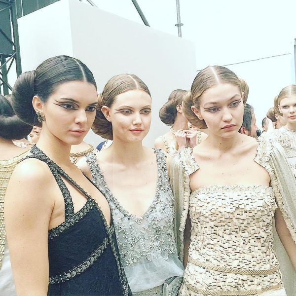 Kendall Jenner e Gigi Hadid sfilano per Chanel