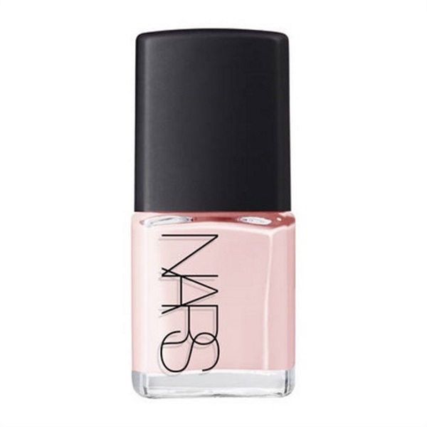 Nars. Nail polish a lunga tenuta. Nella foto, la nuanceIthaque Rose Clair. Prezzo: 19 euro